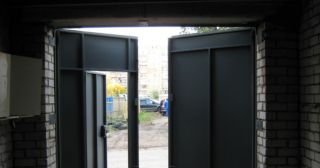 Купить гаражные ворота распашные Холмск, цена от 3896 руб.
