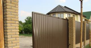 Купить откатные ворота из профнастила Холмск, цена от 1766 руб.