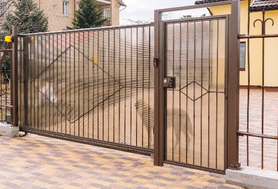 Купить ворота из профлиста с элементами ковки, с металлическими столбами в рамке или под дерево в Холмске от 155820 руб